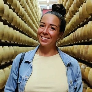 A headshot photo of Gloria, the instructor.